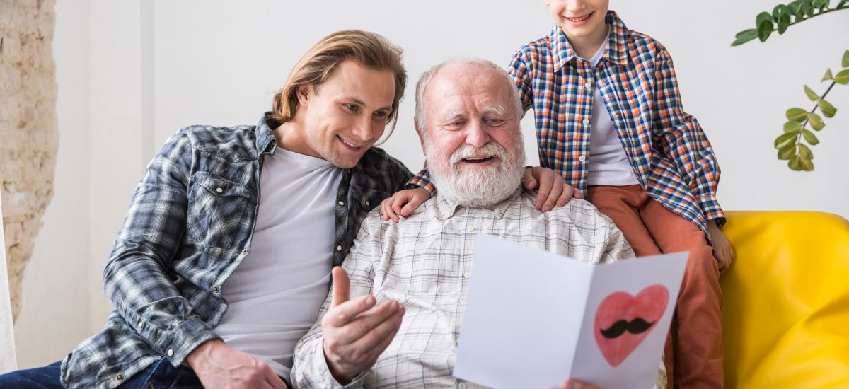 Qual é a melhor maneira de se comunicar com um pai idoso sobre o futuro?