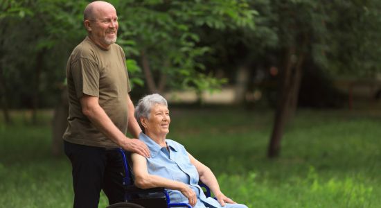 Quem cuida de parente idoso pode receber benefício em dinheiro?