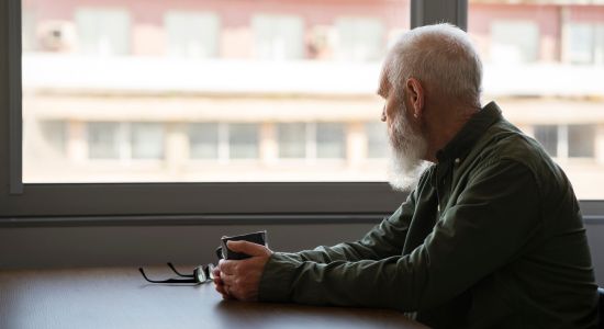 Dicas para lidar com a solidão e o isolamento em casas de repouso para idosos