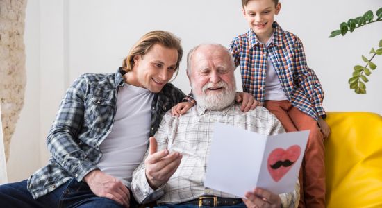 Qual é a melhor maneira de se comunicar com um pai idoso sobre o futuro?