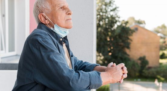 Como ajudar os idosos que estão sofrendo com o isolamento